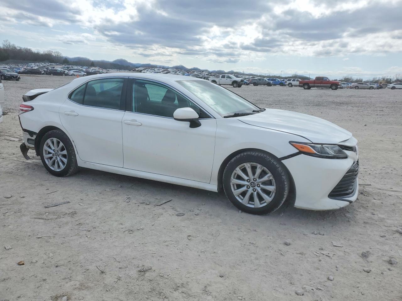 2019 TOYOTA CAMRY LE photo 7