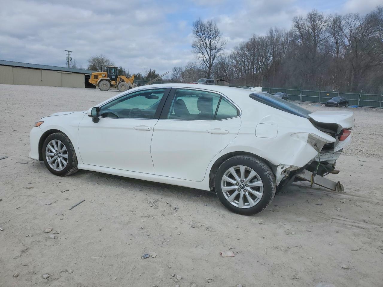2019 TOYOTA CAMRY LE photo 3