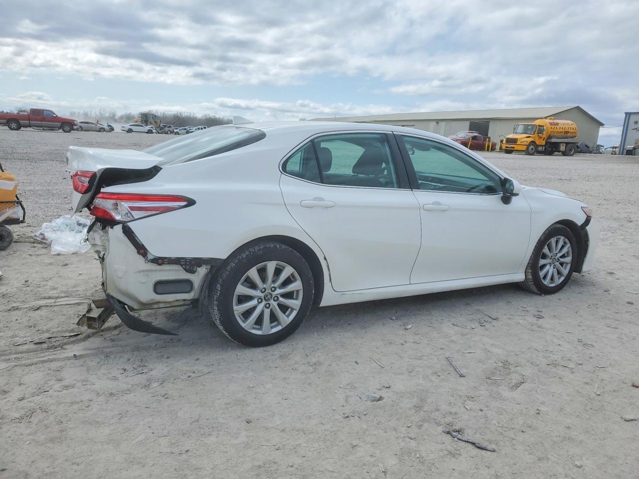 2019 TOYOTA CAMRY LE photo 5