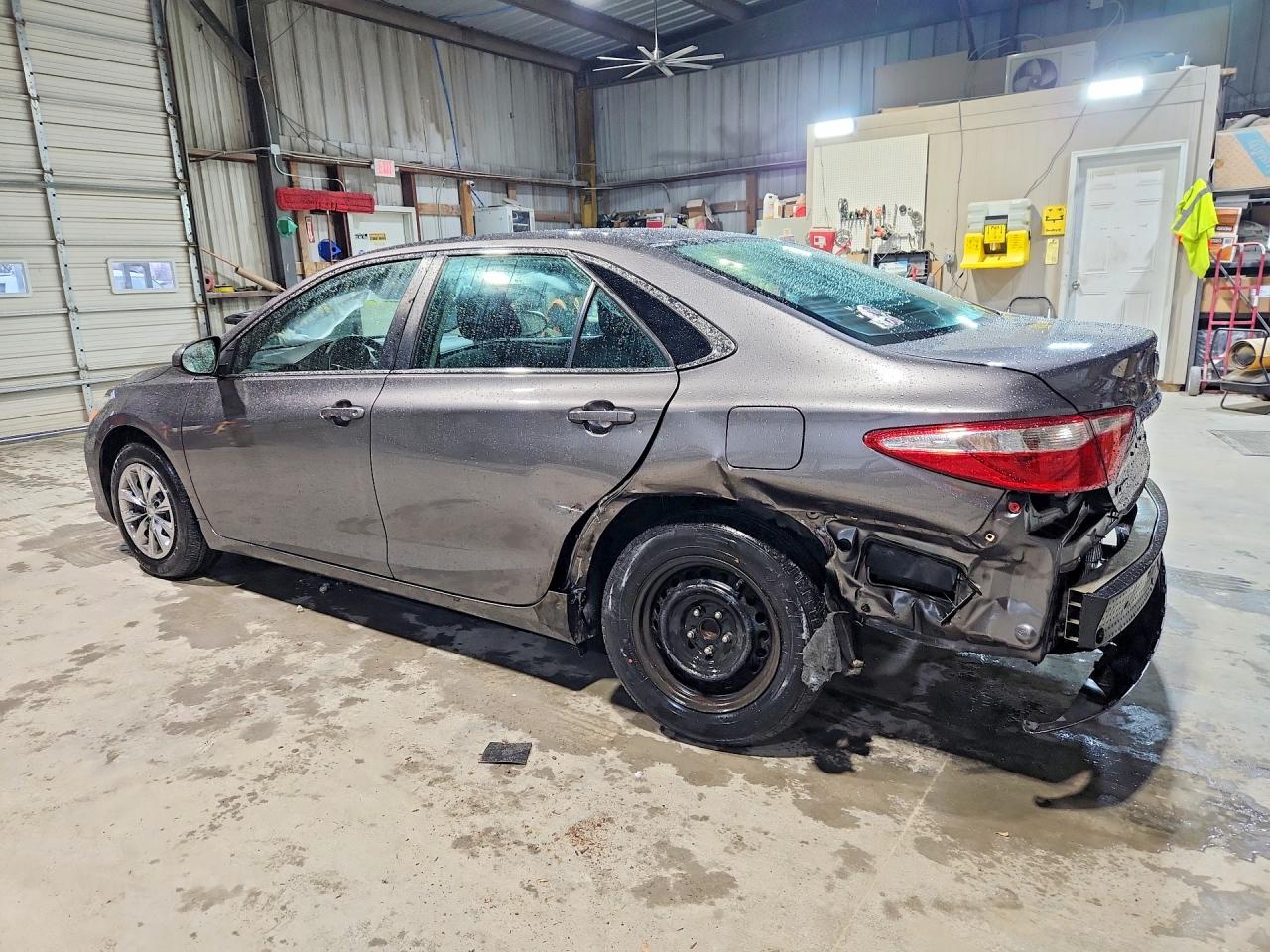 2017 TOYOTA CAMRY LE photo 3