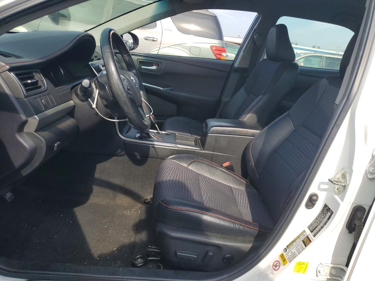 2015 TOYOTA CAMRY SE photo 13