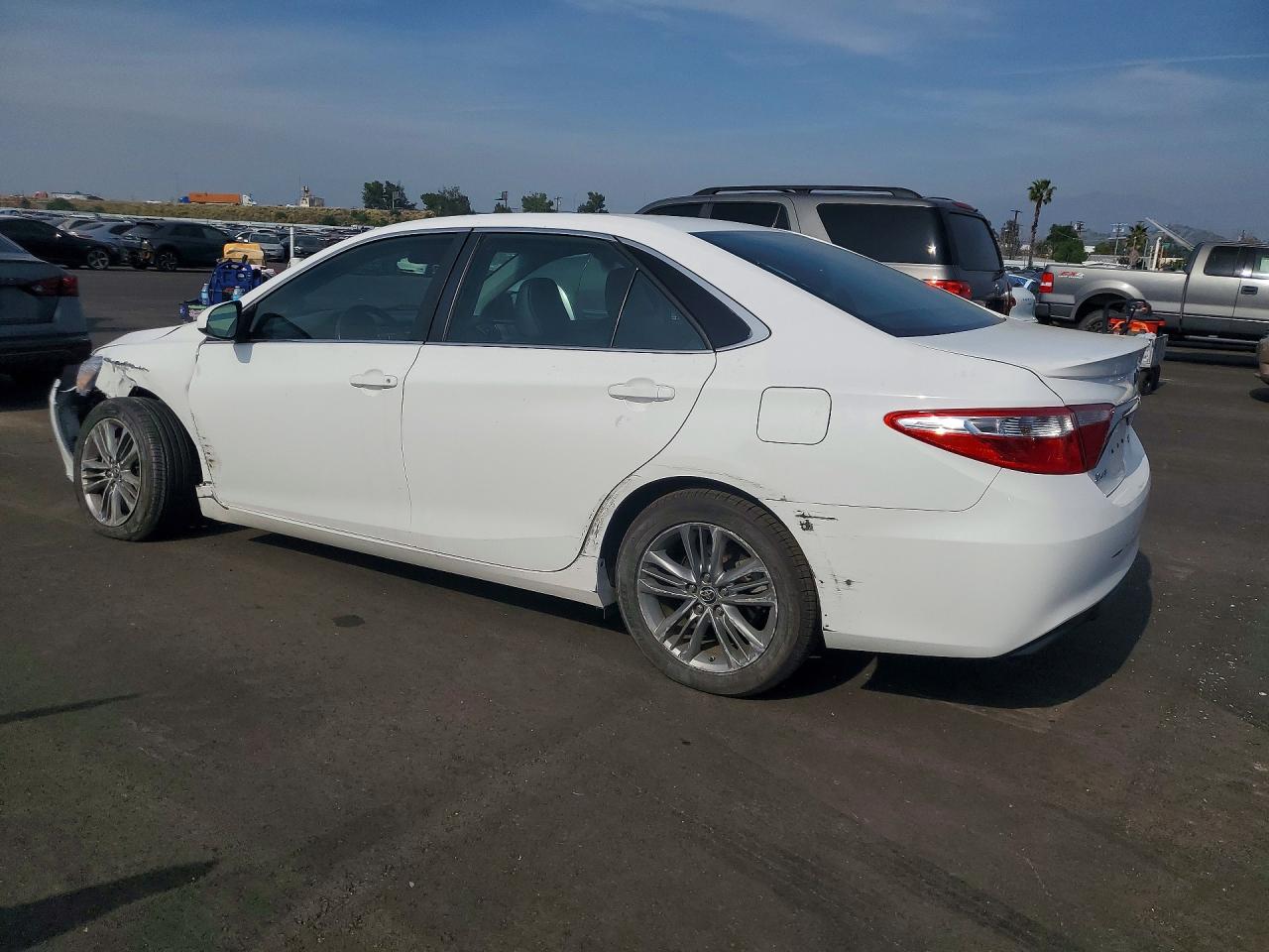 2015 TOYOTA CAMRY SE photo 3