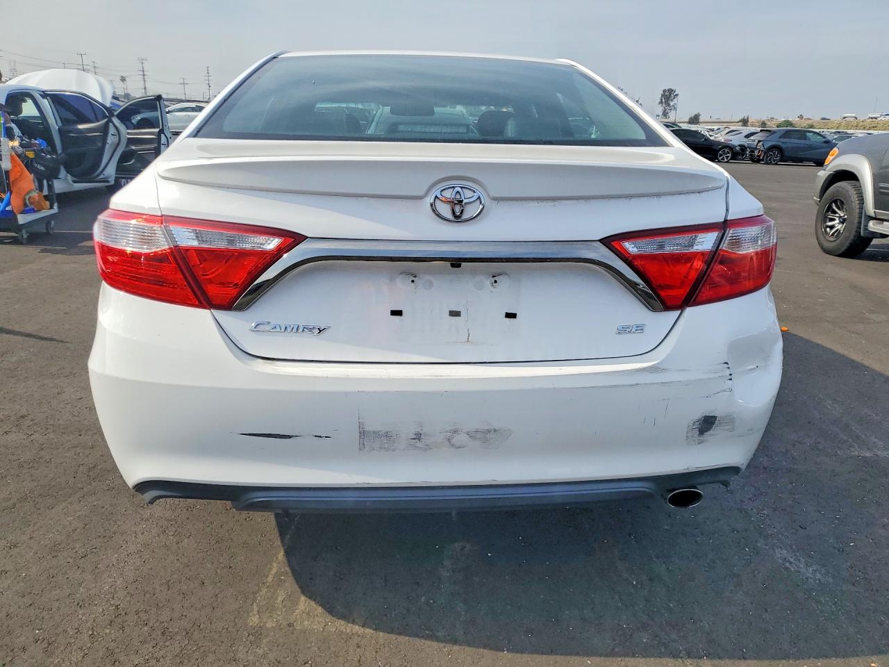2015 TOYOTA CAMRY SE photo 11