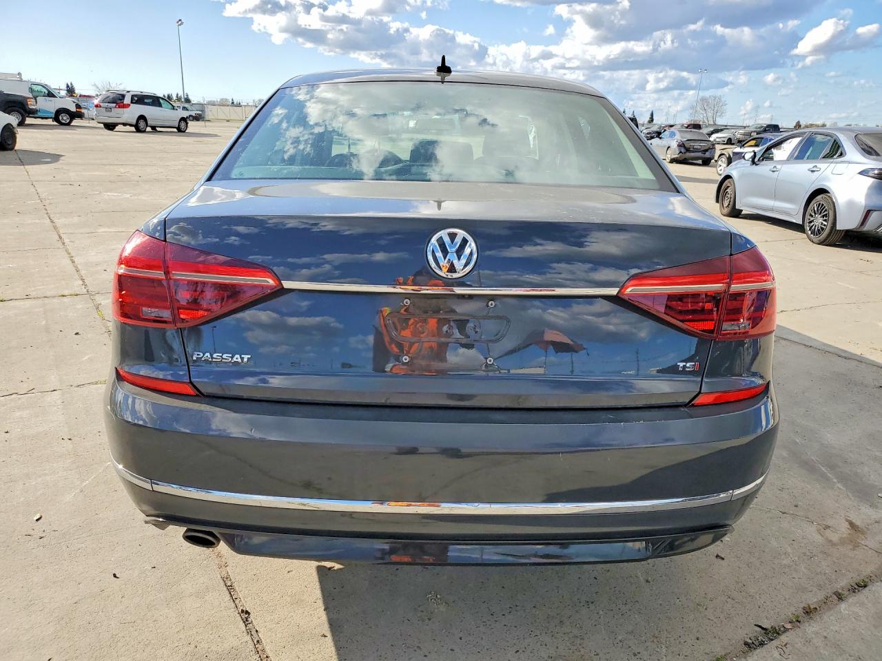 2017 VOLKSWAGEN PASSAT R-LINE photo 11