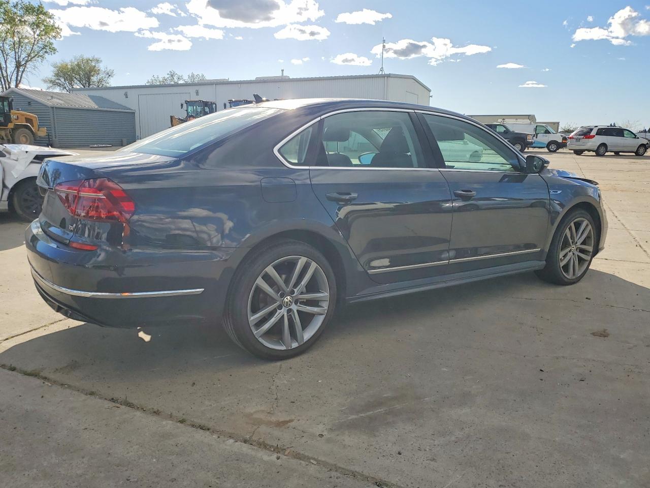 2017 VOLKSWAGEN PASSAT R-LINE photo 5