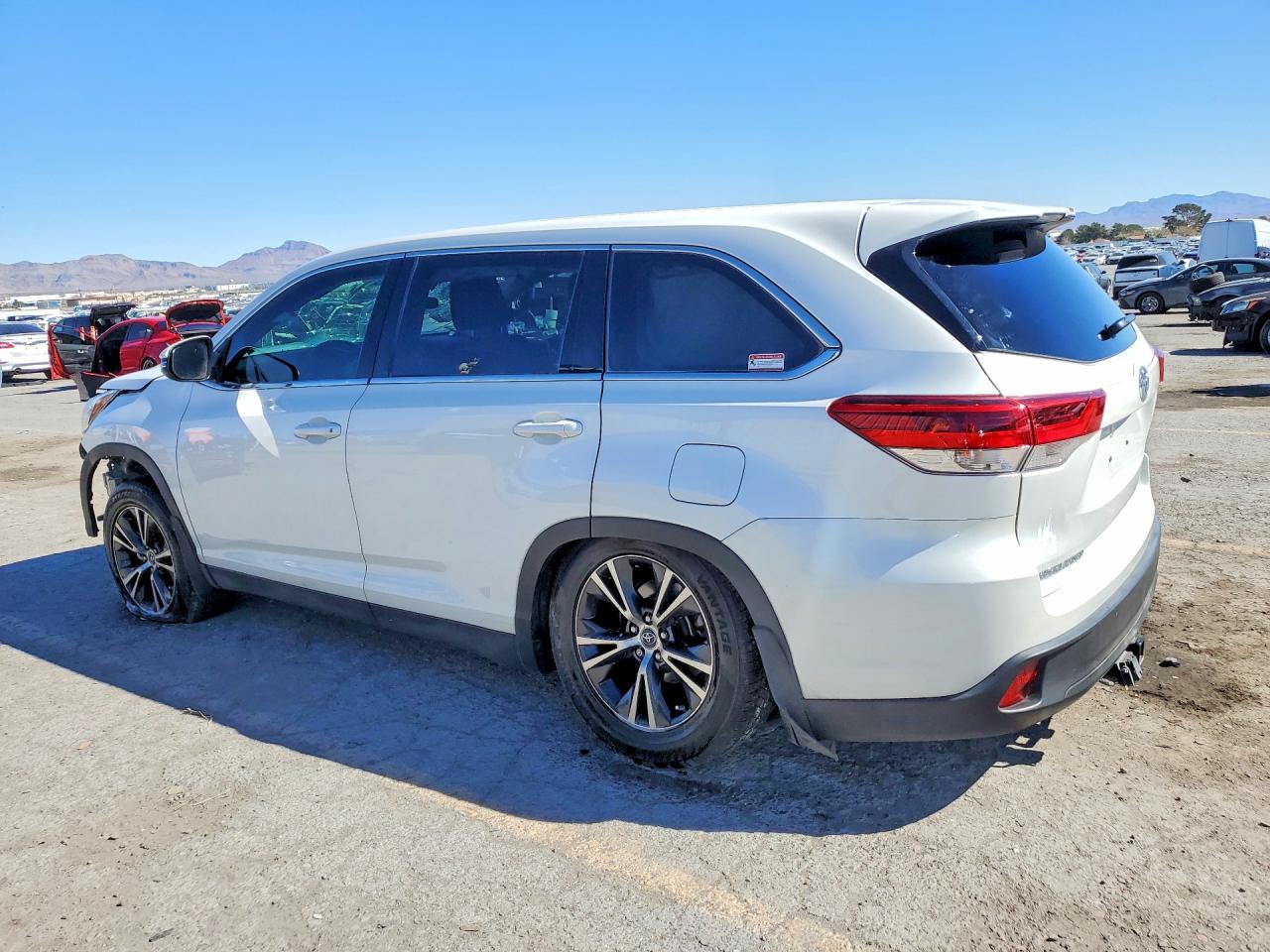 2019 TOYOTA HIGHLANDER LE photo 2