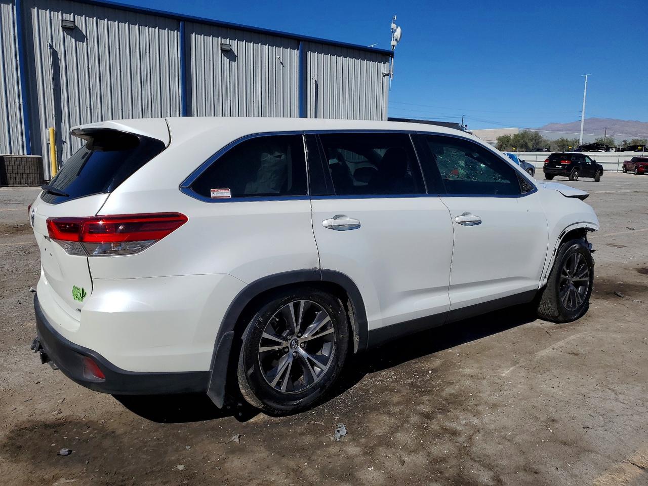 2019 TOYOTA HIGHLANDER LE photo 3