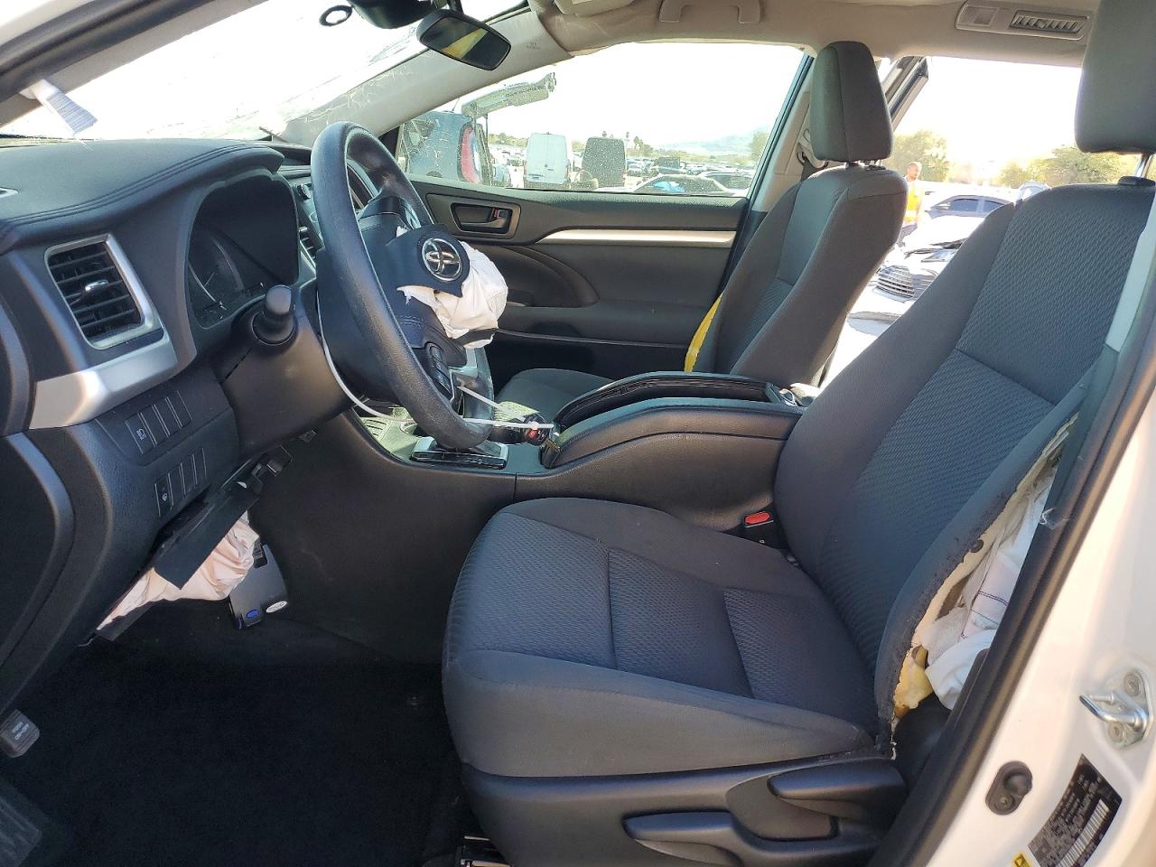 2019 TOYOTA HIGHLANDER LE photo 7
