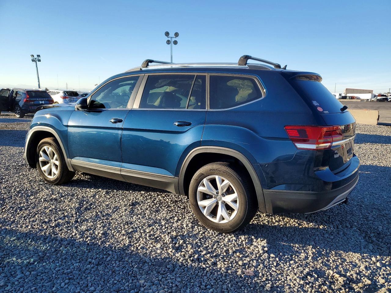 2018 VOLKSWAGEN ATLAS SE photo 2