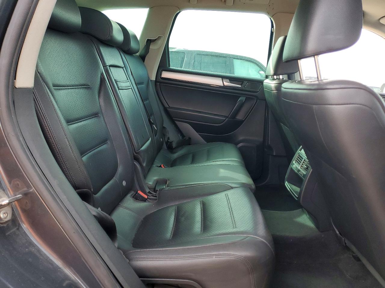 2011 VOLKSWAGEN TOUAREG V6 photo 28