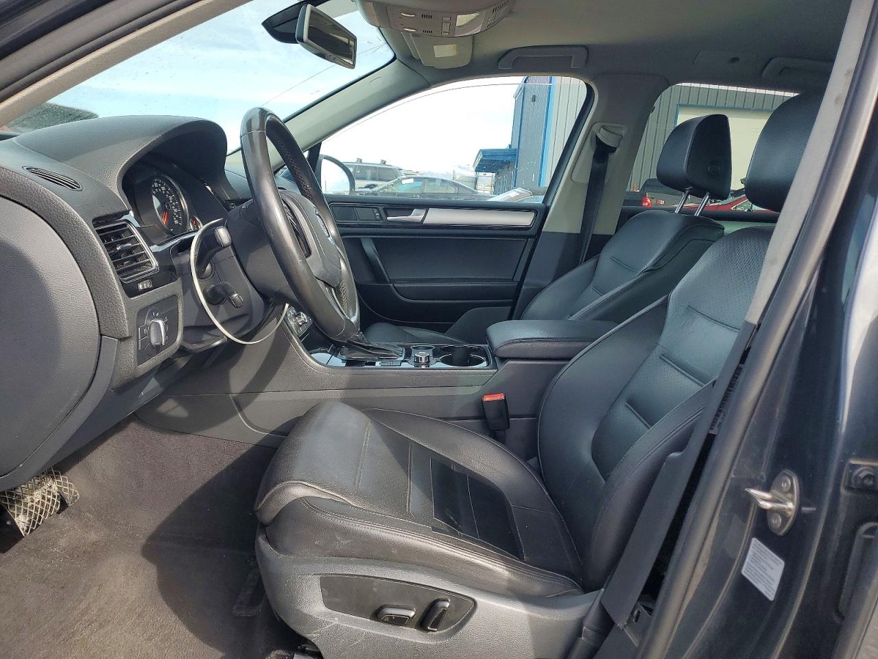 2011 VOLKSWAGEN TOUAREG V6 photo 19