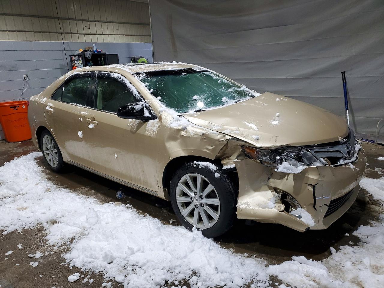 2012 TOYOTA CAMRY XLE photo 4