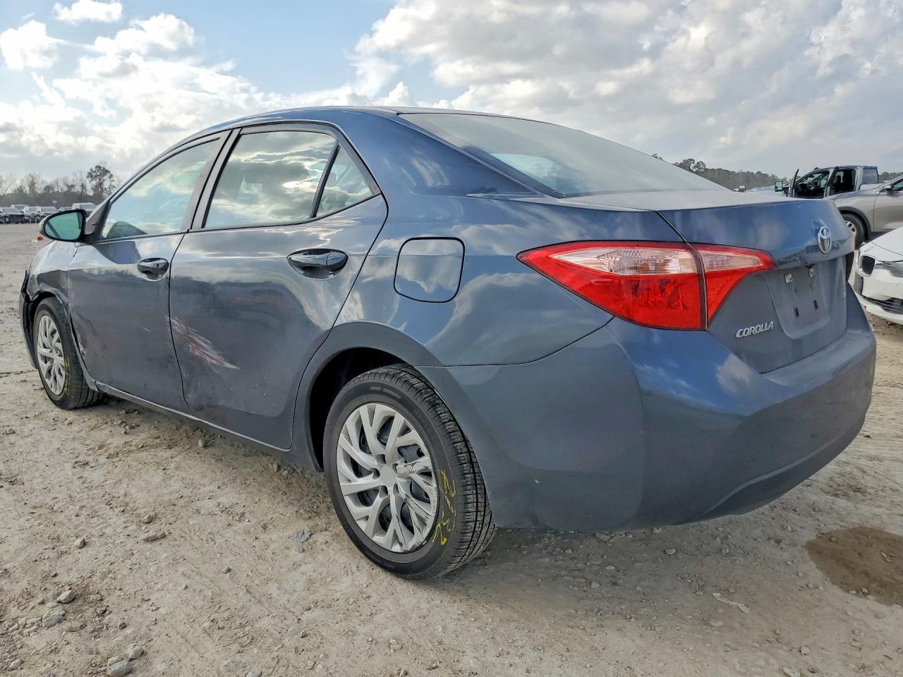 2019 TOYOTA COROLLA LE photo 3