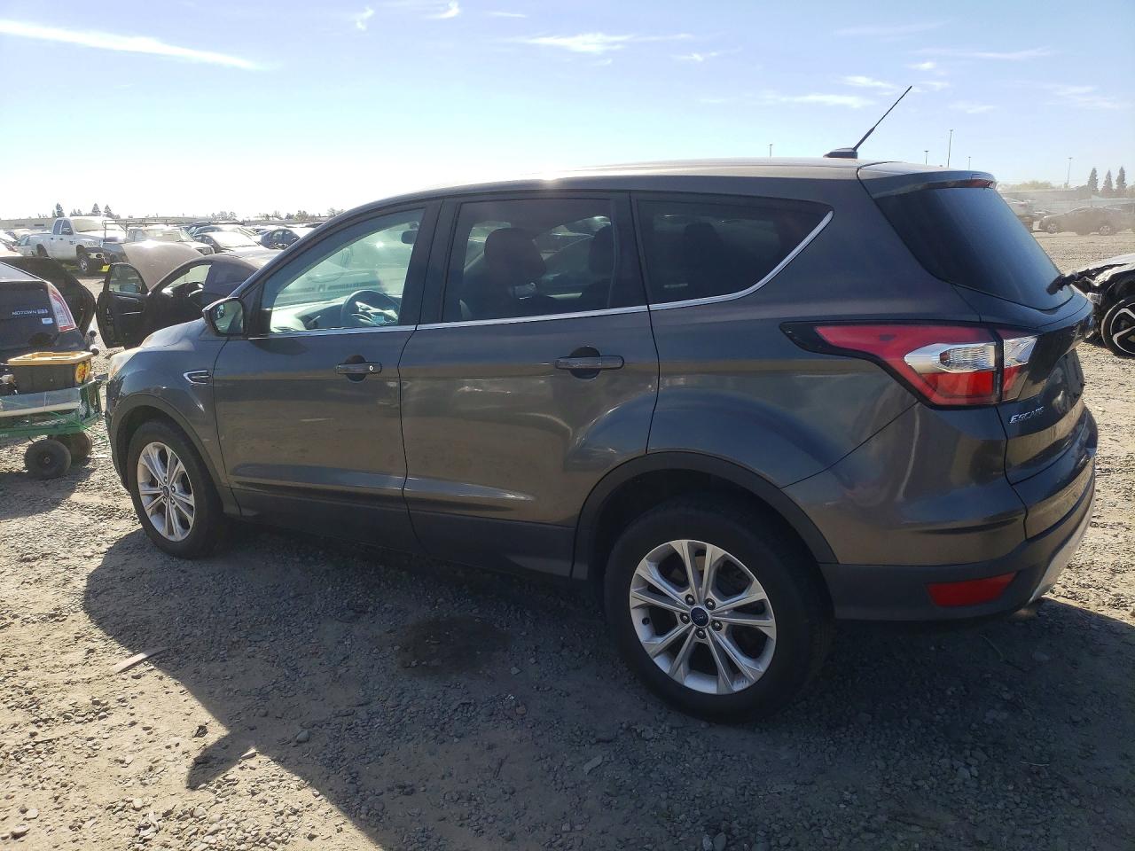 2017 FORD ESCAPE SE photo 2