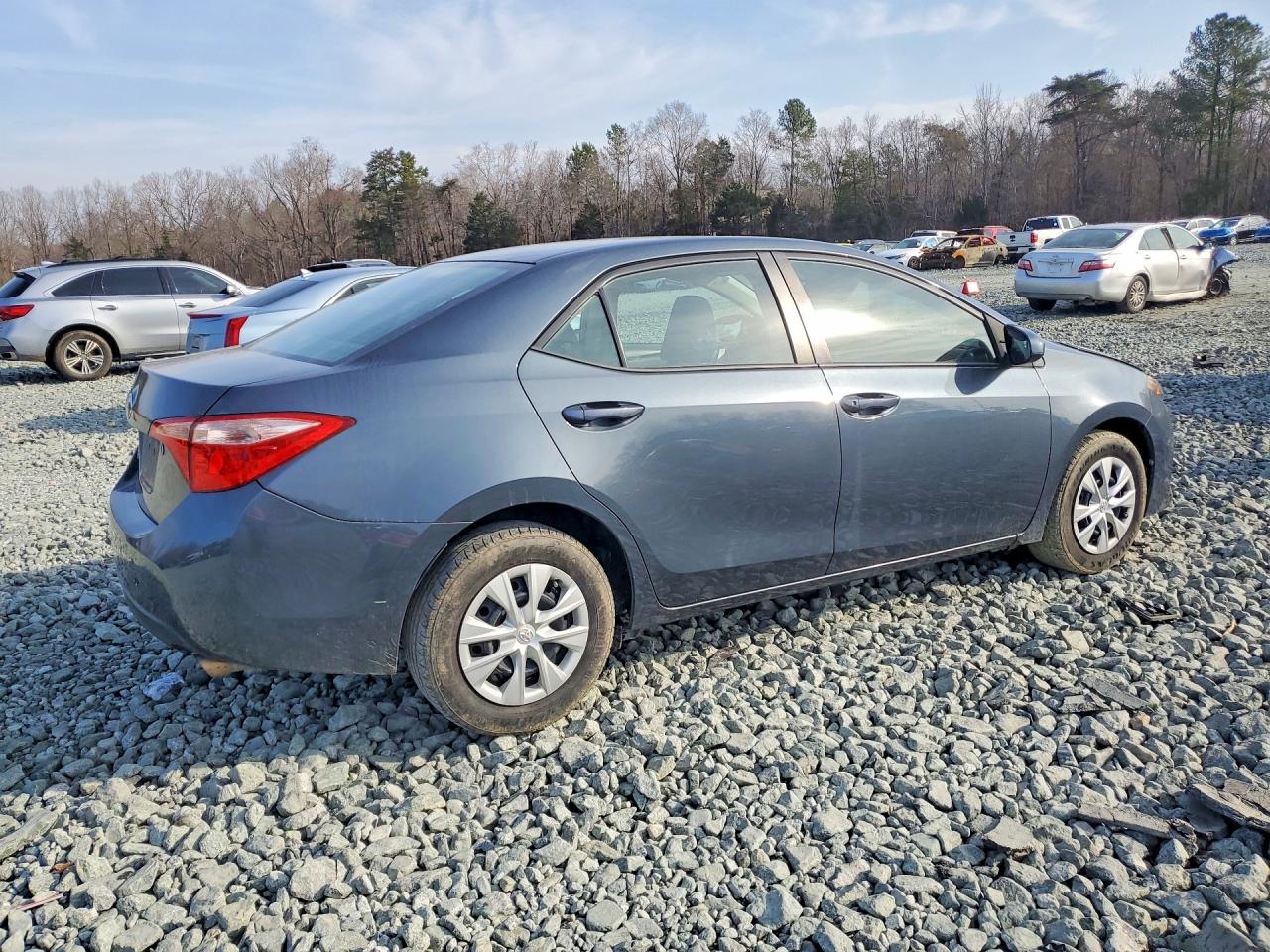 2017 TOYOTA COROLLA L photo 3