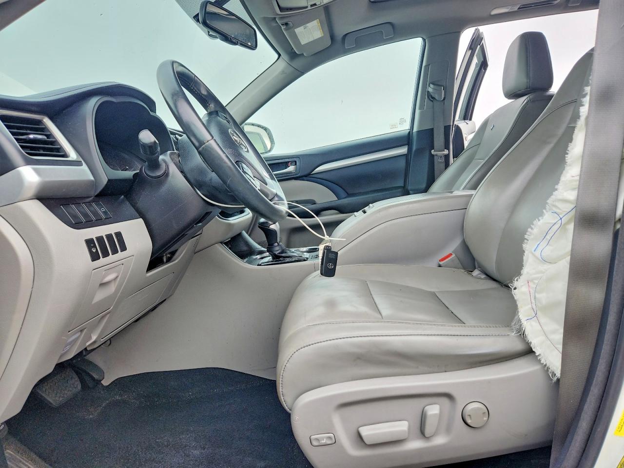 2016 TOYOTA HIGHLANDER XLE photo 13