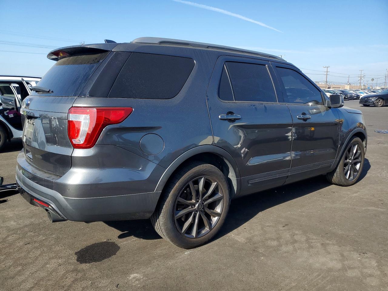 2017 FORD EXPLORER XLT photo 3