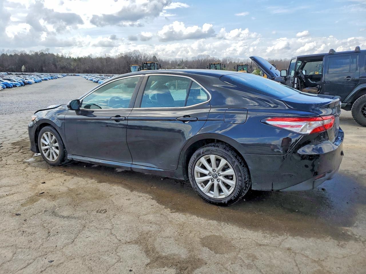 2018 TOYOTA CAMRY LE photo 4