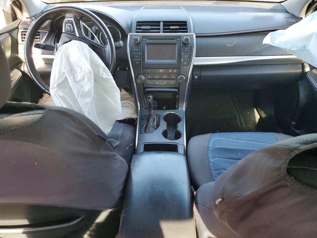 2016 TOYOTA CAMRY SE photo 22