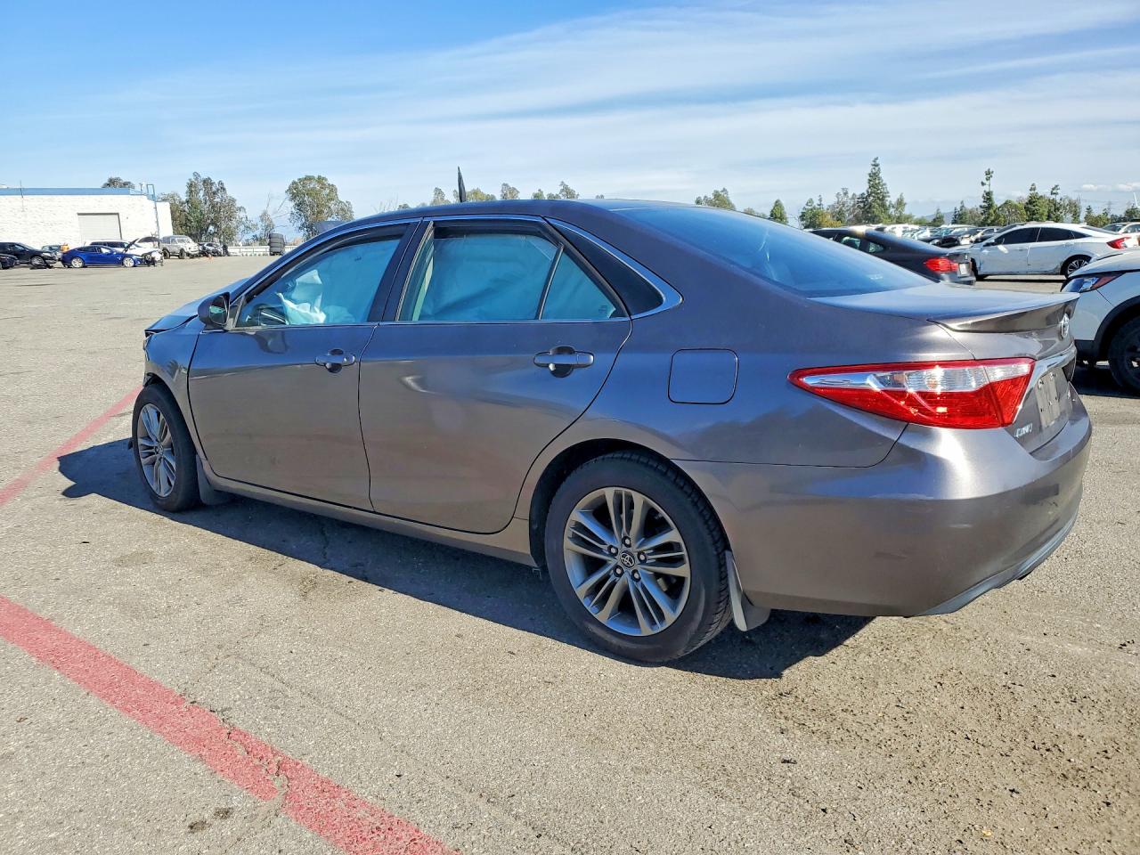 2016 TOYOTA CAMRY SE photo 4