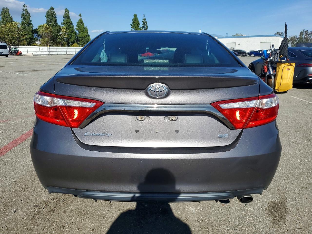 2016 TOYOTA CAMRY SE photo 16