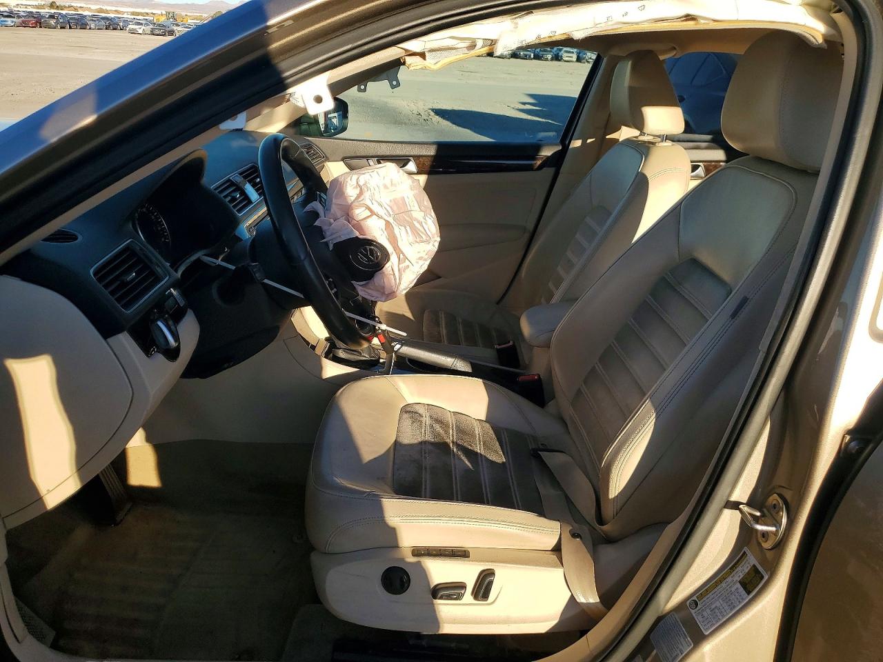 2015 VOLKSWAGEN PASSAT SEL photo 19