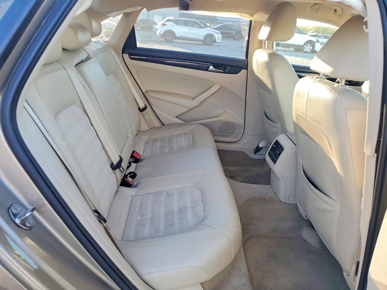 2015 VOLKSWAGEN PASSAT SEL photo 28