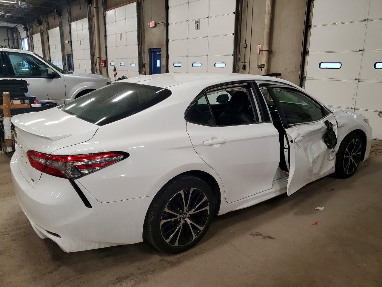 2019 TOYOTA CAMRY SE photo 5