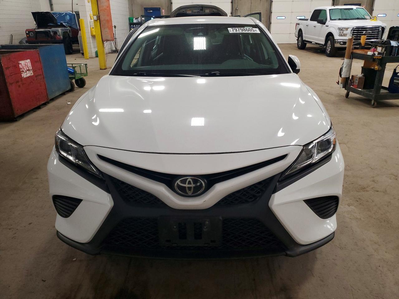 2019 TOYOTA CAMRY SE photo 9