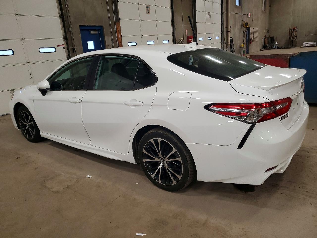 2019 TOYOTA CAMRY SE photo 3