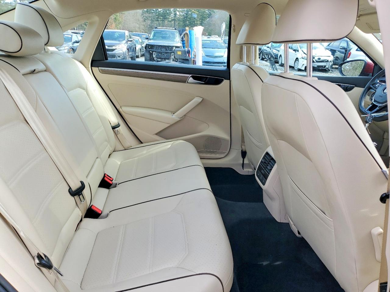 2018 VOLKSWAGEN PASSAT SE photo 10