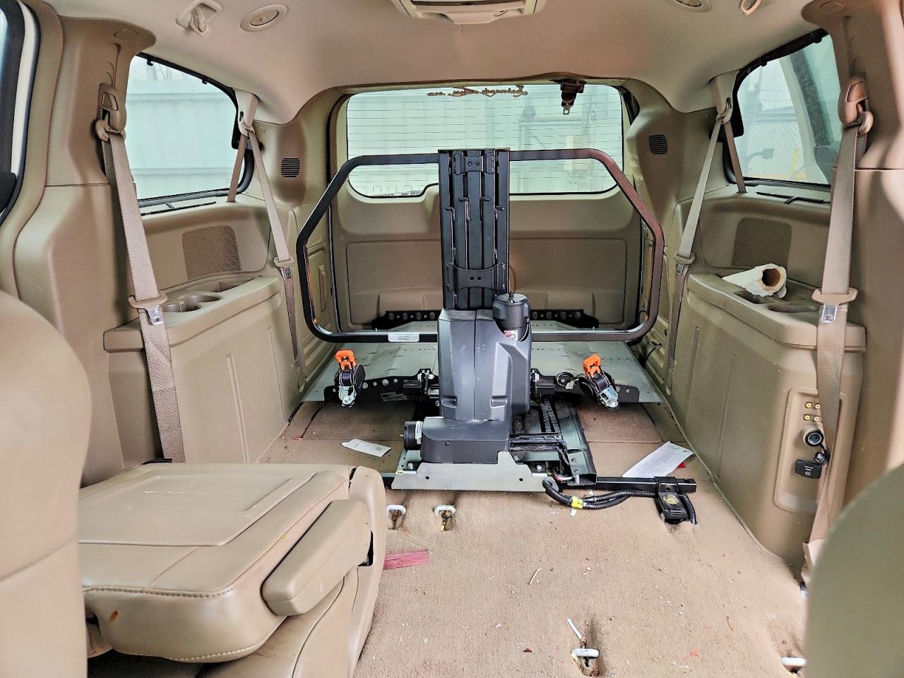2012 CHRYSLER TOWN & COUNTRY LIMITED photo 28
