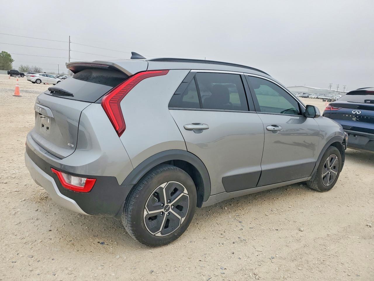 2025 KIA NIRO EX photo 3