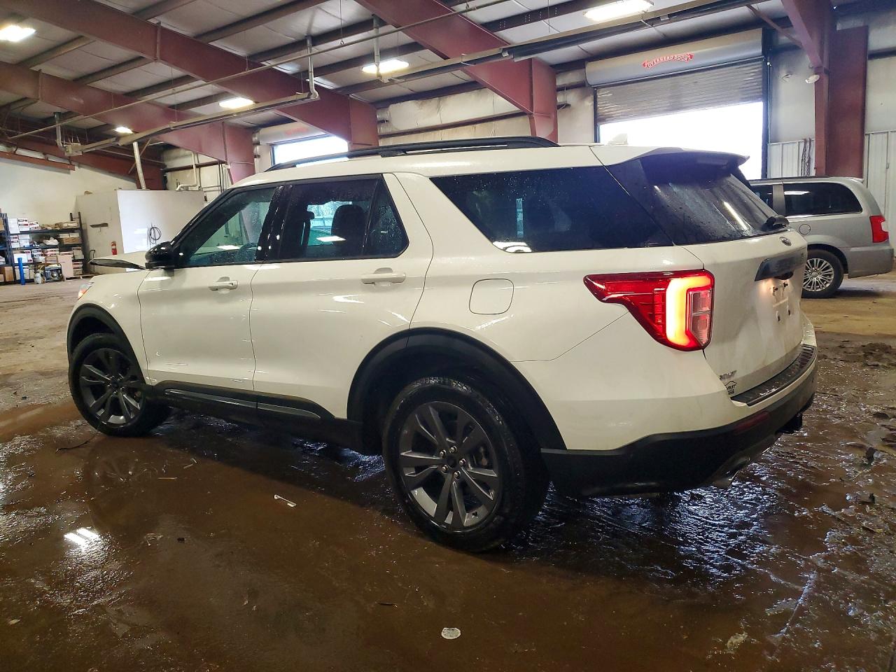 2024 FORD EXPLORER XLT photo 3