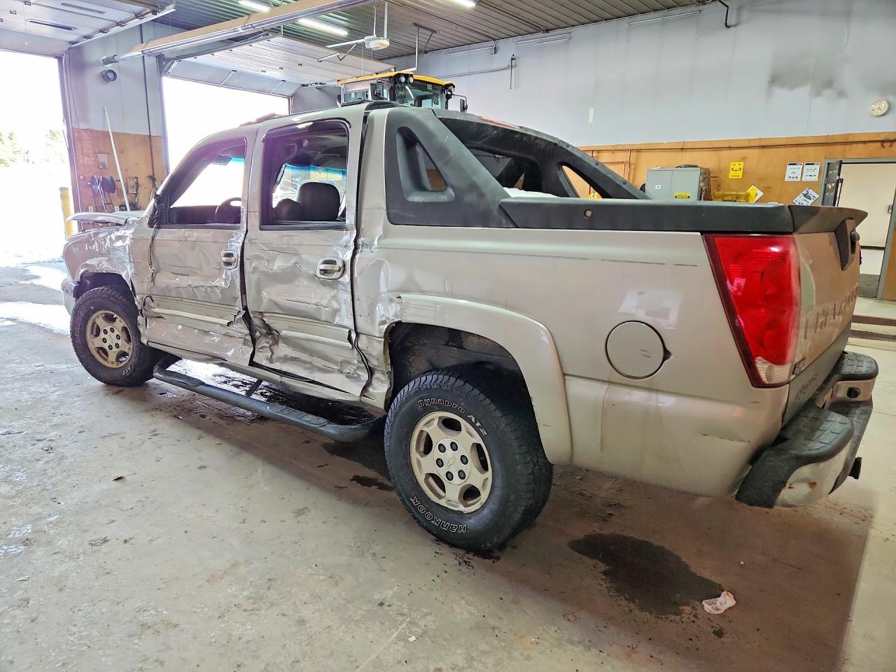 2005 CHEVROLET AVALANCHE C1500 photo 2