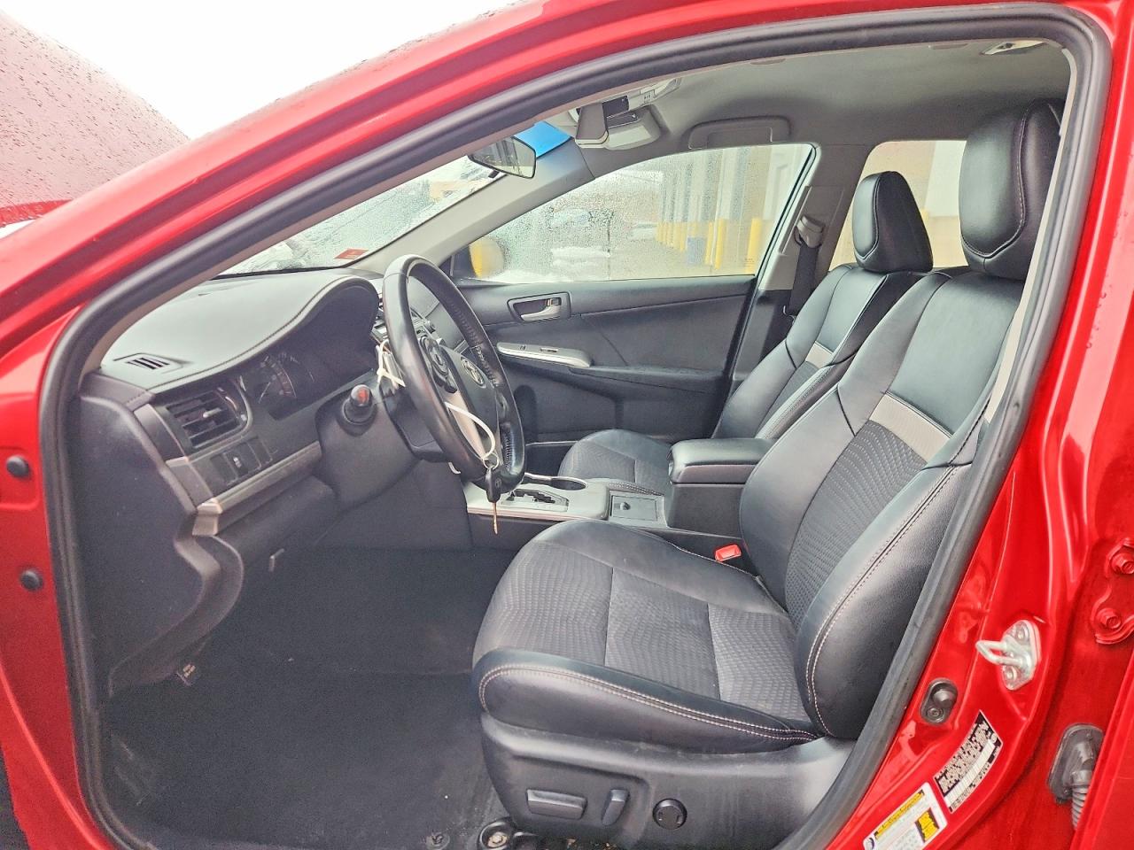 2012 TOYOTA CAMRY SE photo 13