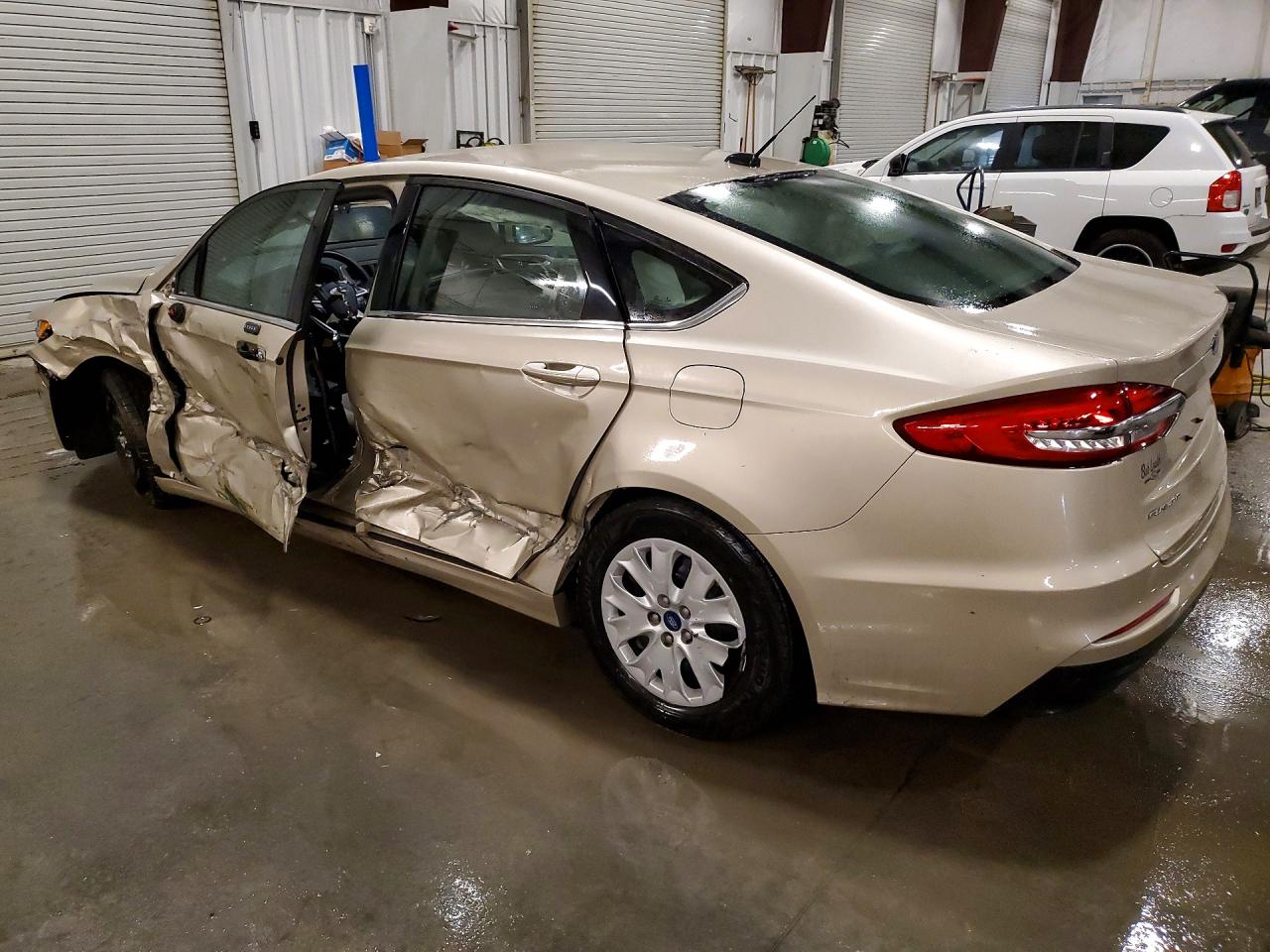 2019 FORD FUSION S photo 2
