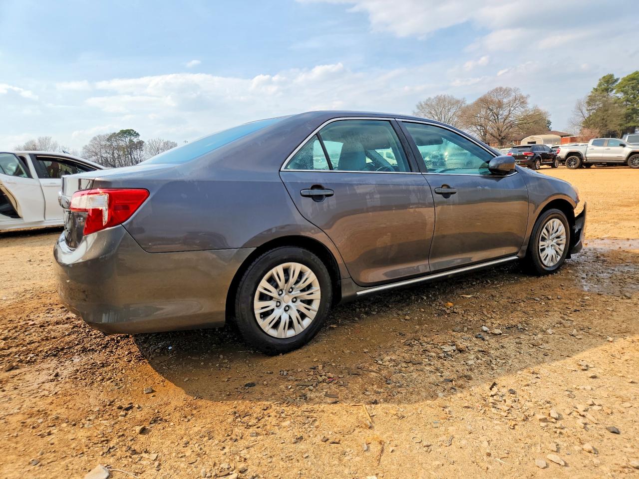 2013 TOYOTA CAMRY LE photo 3