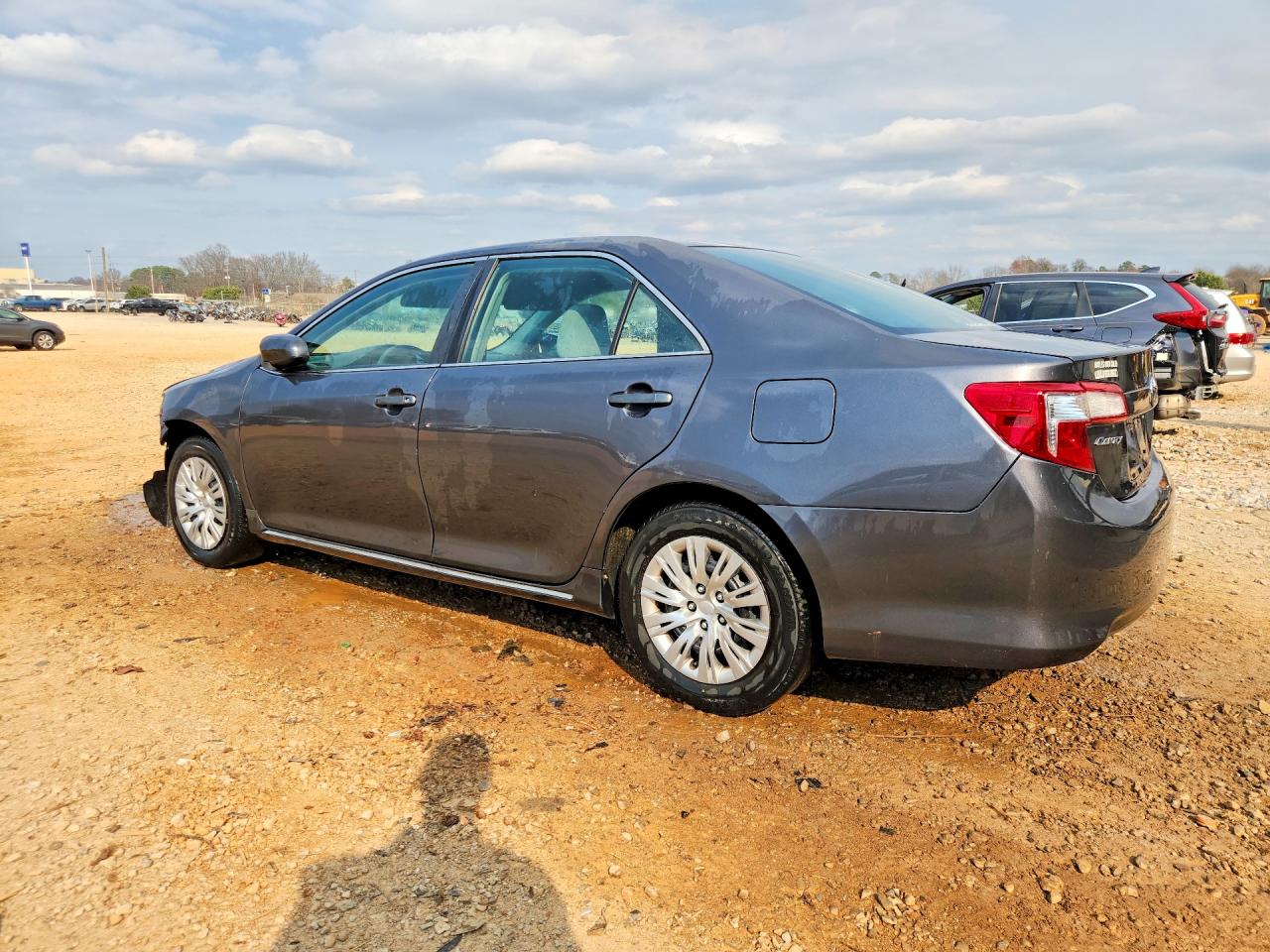 2013 TOYOTA CAMRY LE photo 2