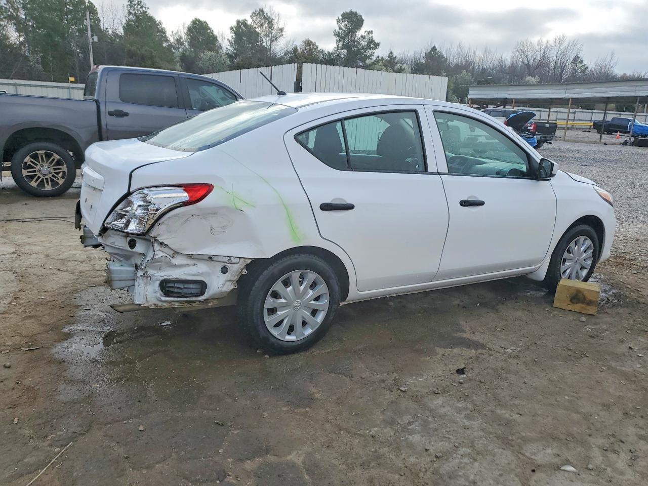 2019 NISSAN VERSA S photo 5