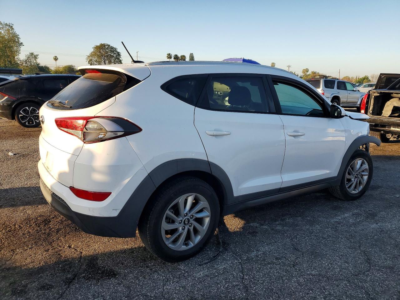 2016 HYUNDAI TUCSON SE photo 3