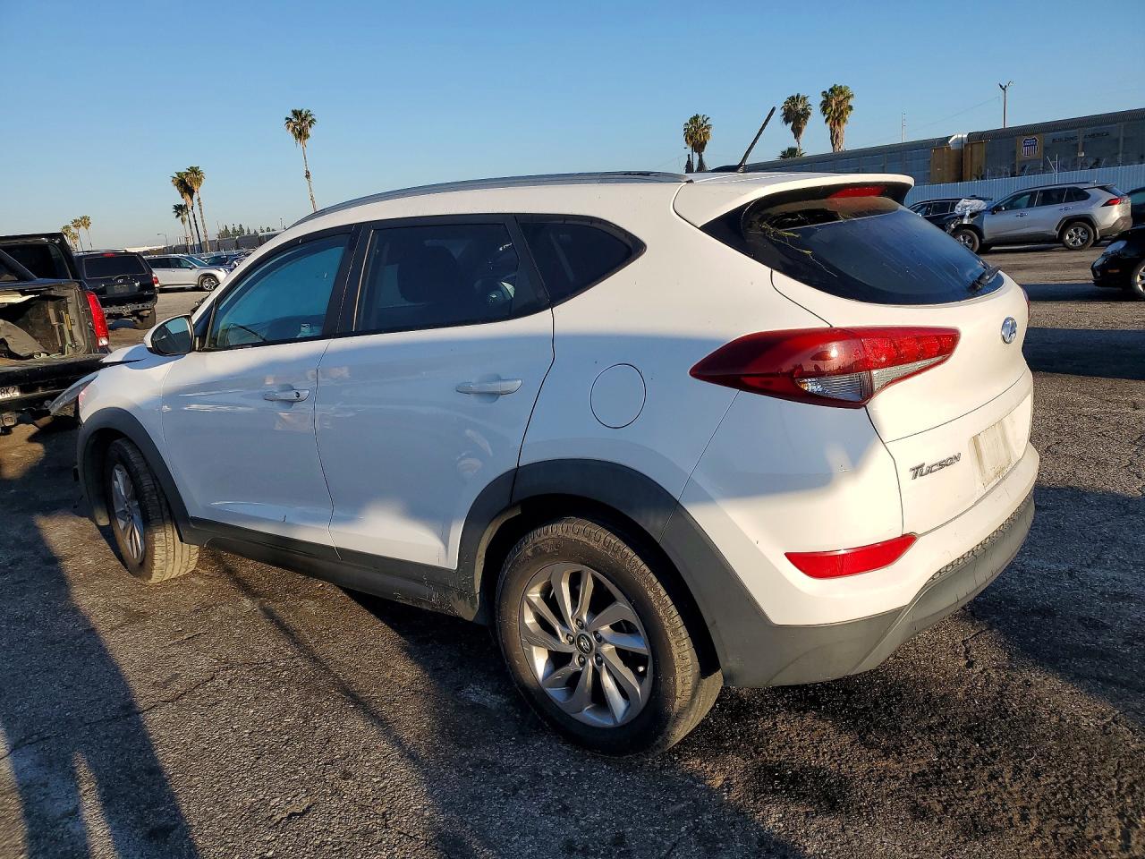 2016 HYUNDAI TUCSON SE photo 2