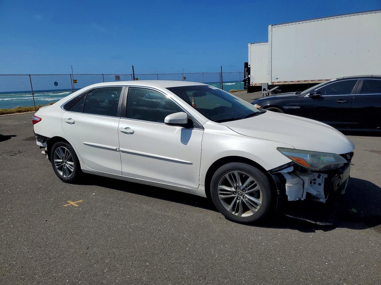 2015 TOYOTA CAMRY LE photo 4