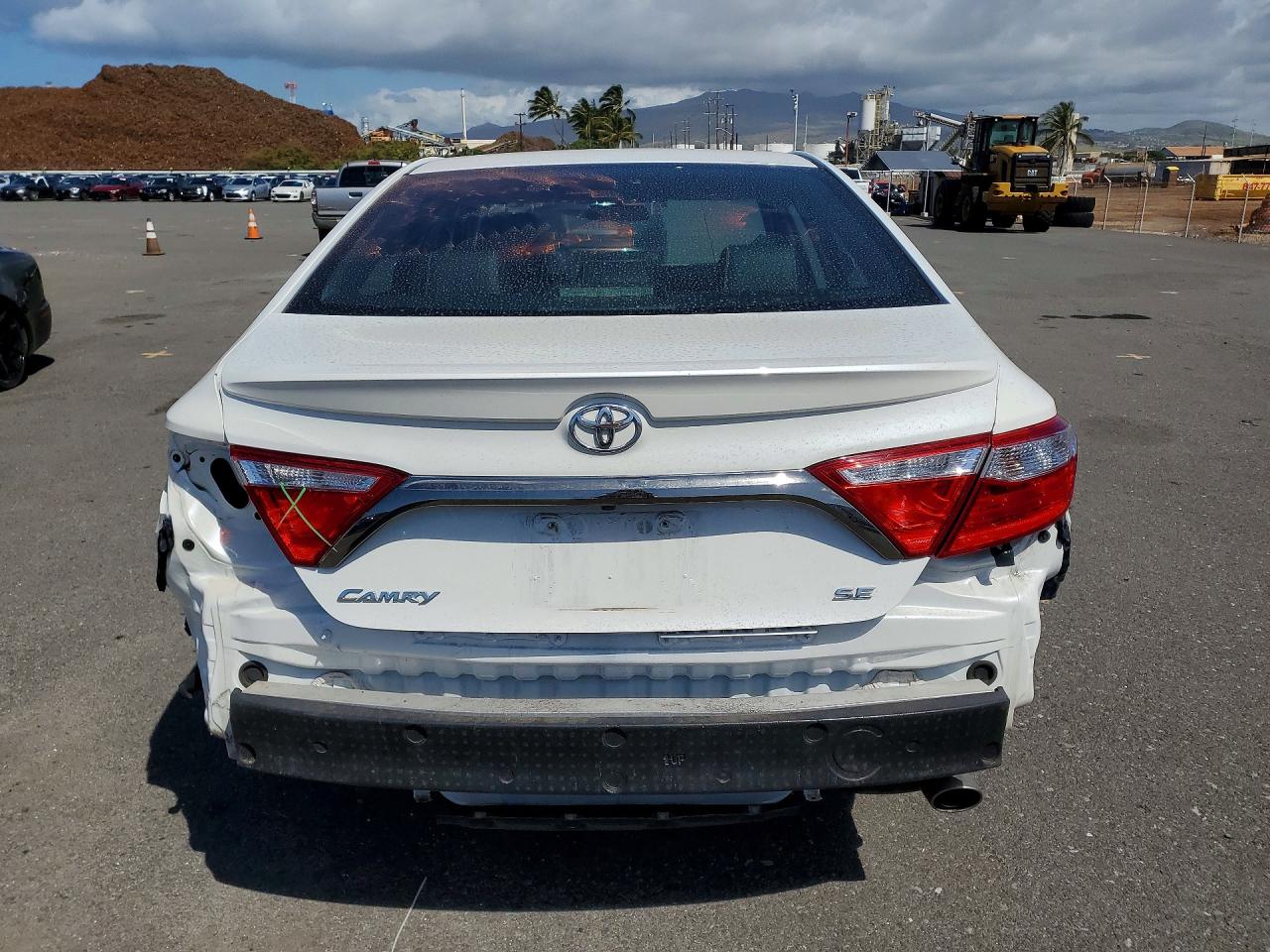2015 TOYOTA CAMRY LE photo 6