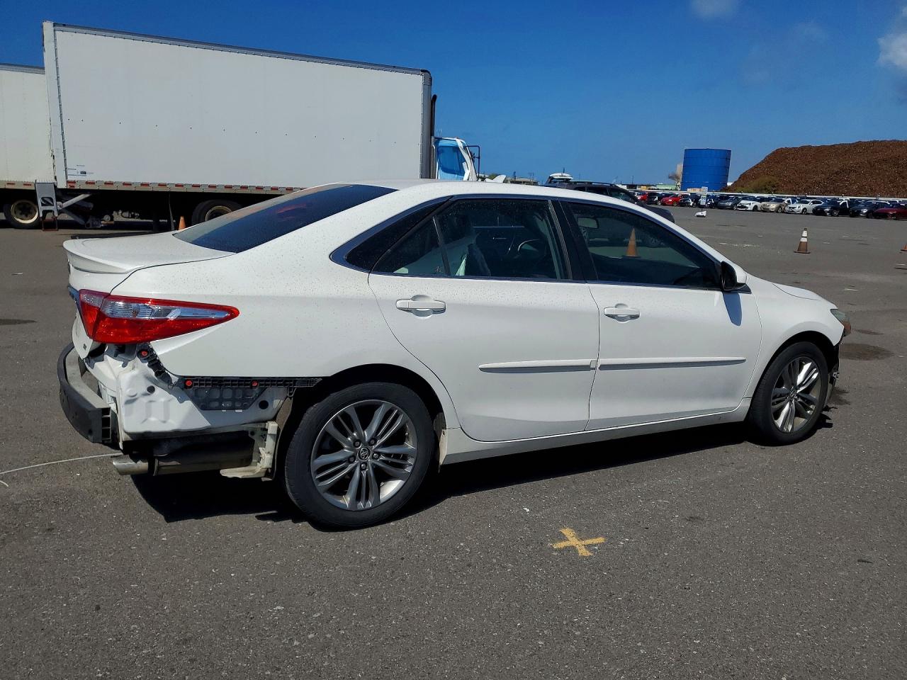 2015 TOYOTA CAMRY LE photo 3