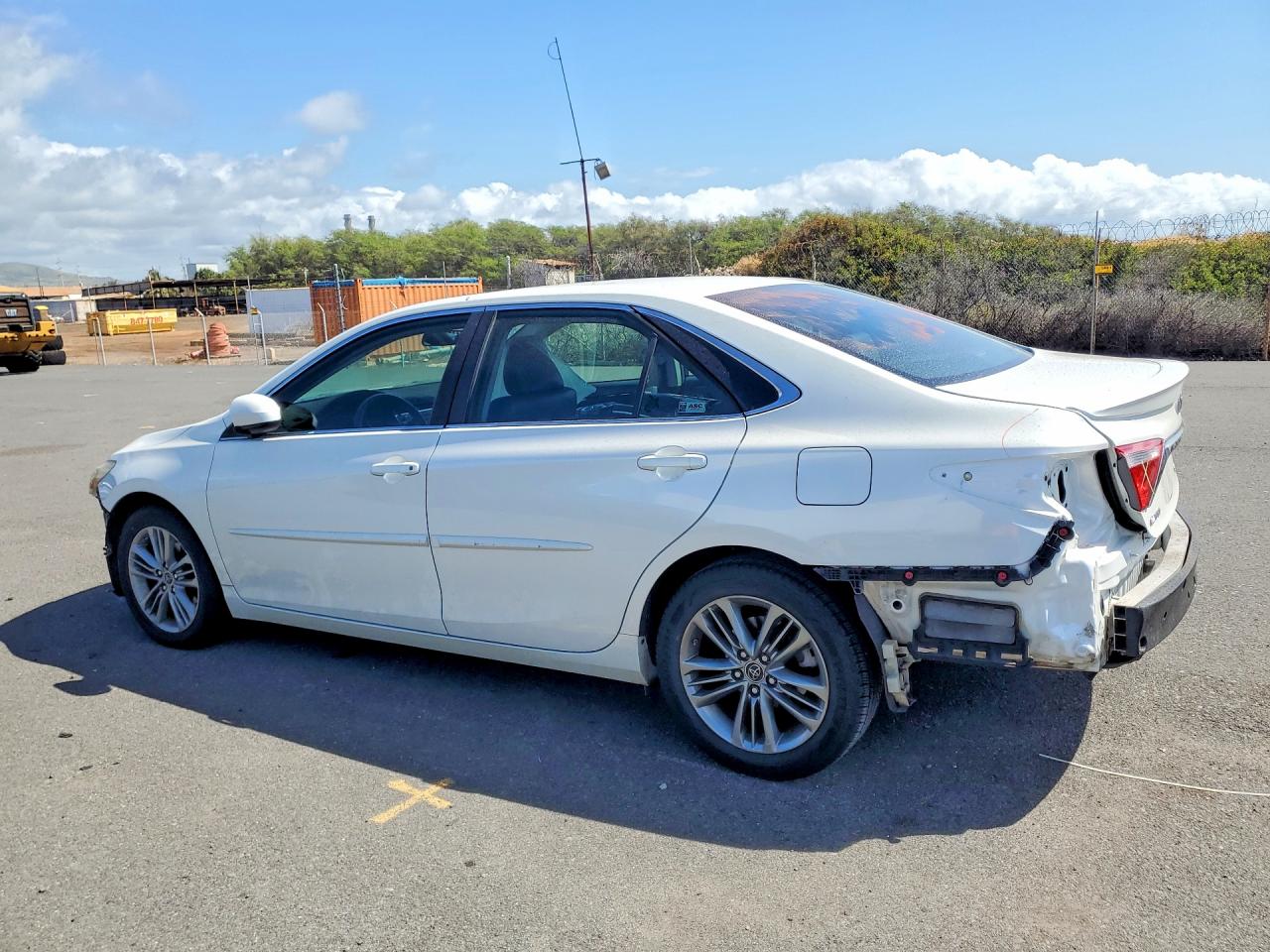 2015 TOYOTA CAMRY LE photo 2