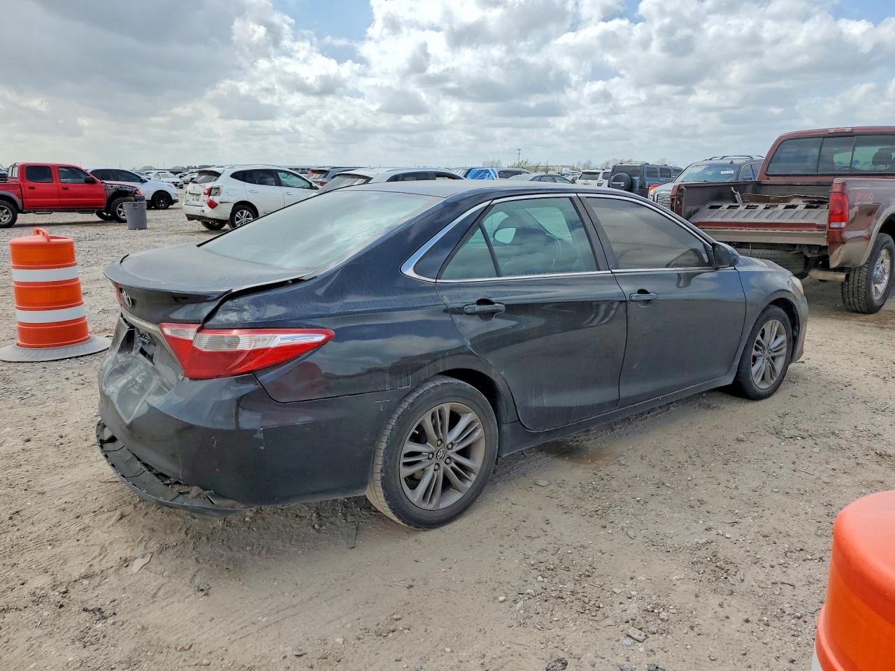 2016 TOYOTA CAMRY SE photo 5