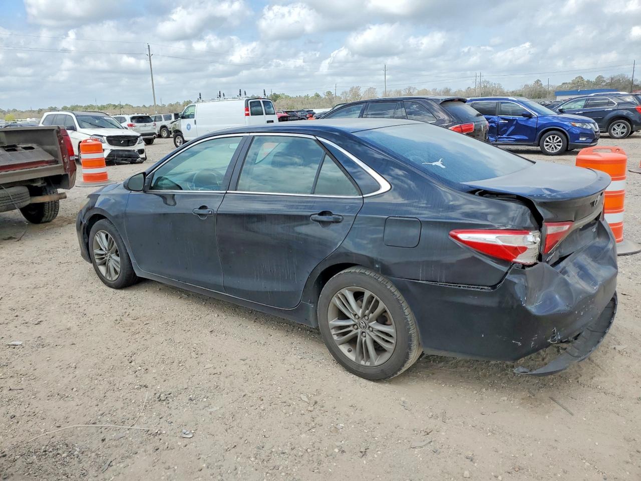 2016 TOYOTA CAMRY SE photo 3