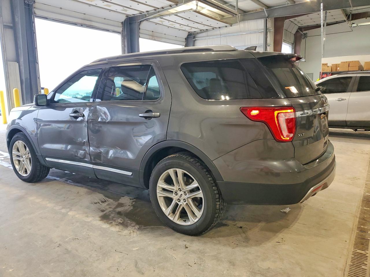 2017 FORD EXPLORER XLT photo 3