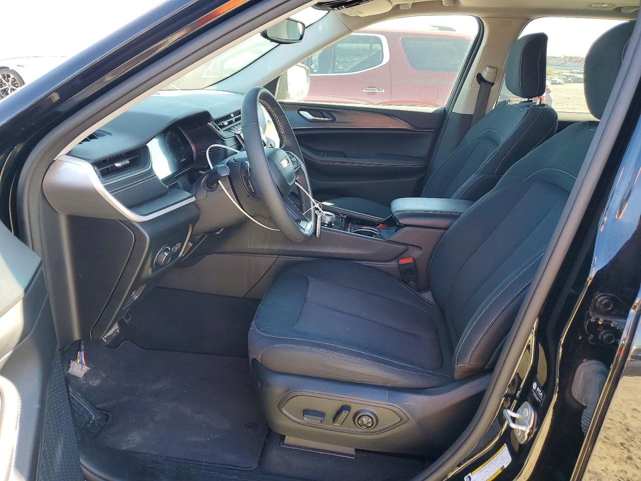 2023 JEEP GRAND CHEROKEE LAREDO photo 13